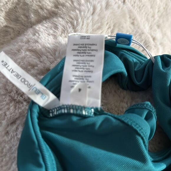 NWT 188.00 BLEU ROD Top + BOTTOM
Pulling Strings Shirred Halterikini Size 4 - Picture 8 of 9